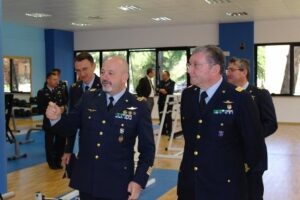 il Col. Maistrello illustra al Gen. Panaro la palestra polifunzionale del 3 Stormo
