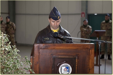 il Colonello Massucci comandante subentrante della T.F.A. durante il suo discorso
