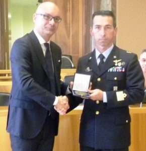 il Colonnello Salvatore Romeo ritira la medaglia commemorativa