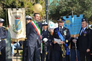 il Comandante del 31 Stormo legge il suo discorso