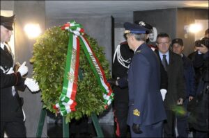 il Gen DE MARCHI depone la corona del Presidio Militare