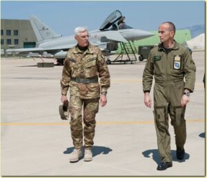 il-Gen.-Abrate-ed-il-Col.-Gabetta-sulla-linea-di-volo-degli-Eurofighter-schierati-al-37-Stormo-di-Trapani