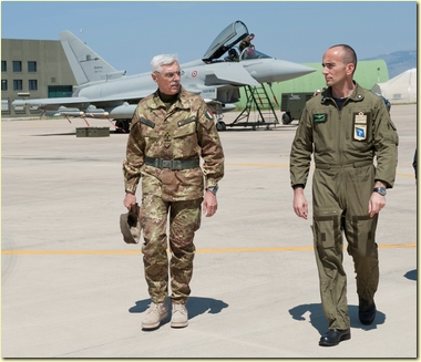 il-Gen.-Abrate-ed-il-Col.-Gabetta-sulla-linea-di-volo-degli-Eurofighter-schierati-al-37-Stormo-di-Trapani