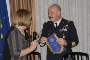 il Presidente del Rotary Club Villafranca consegna il gagliardetto al Colonnello Maistrello