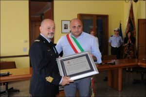 il Sindaco di Mozzecane consegna al Comandante del 3 Stormo la Benemerenza