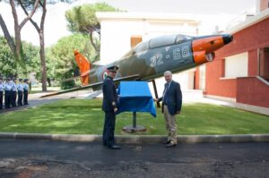 il Sindaco di Viterbo Michelini ed il Comandante si apprestano a scoprire la targa