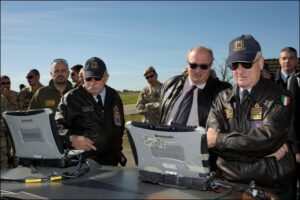 il Sottosegretario con il Capo di SMA ed il Comandante della S.A. osservano landamento delle operazioni