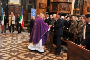il Vescovo saluta il Comandante del Presidio