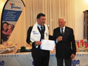 il colonnello Pelligrino riceve lattestato di ringraziamento della fondazione Telethon