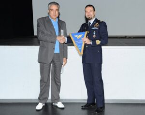 il-consigliere-dellAeroclub-dItalia-consegna-al-Comandante-di-Stormo-il-gagliardetto