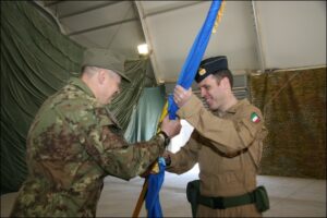 il generale Gamba passa lo stendardo al nuovo comandante della JATF colonnello Luca Maineri