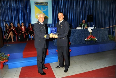 il-generale-Salerno-premia-il-1-classificato-M.llo-Alessandro-Mari