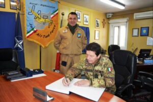 il-generale-firma-il-guest-book-alla-presenza-del-com.jatf-col-agrestiMedium