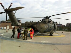 il-paziente-viene-imbarcato-su-HH-3F