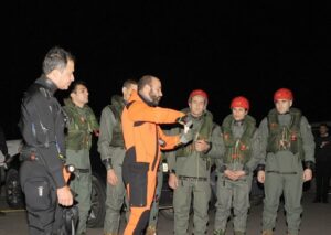 il-personale-aerosoccorritore-utilizza-mezzi-di-soccorso