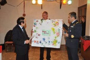 il regalo dei bambini dellasilo del 15 Stormo consegnato dal Col Chianese al Pres Manuzzi