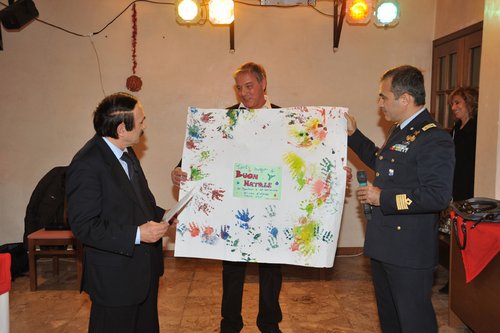 il regalo dei bambini dellasilo del 15 Stormo consegnato dal Col Chianese al Pres Manuzzi