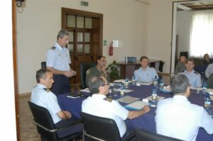 il tavolo di riunione presieduto dal generale Magnani
