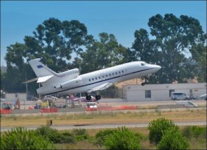 il-velivolo-Falcon-900-in-decollo
