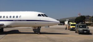 aereo militare su terraferma