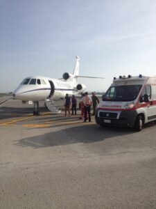 imbarco della paziente sul velivolo all aeroporto di Catania