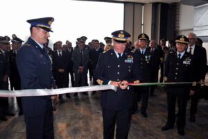 taglio nastro per inaugurazione-della-mostra-storica-in-hangar-1