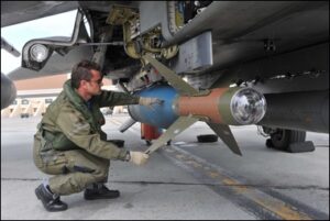 ispezione della GBU 24 prima del volo