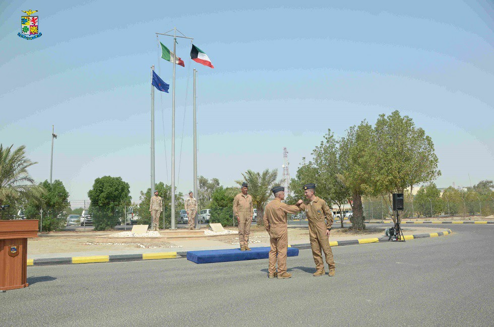 stretta di mano tra militari