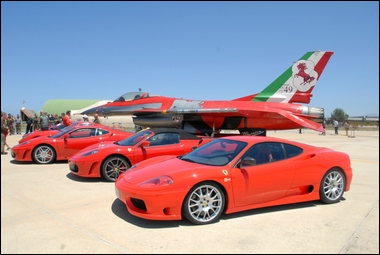 lF-16-special-color-del-10-Gruppo-e-le-Ferrari-al-37-Stormo-di-Trapani