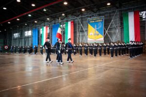 la Bandiera dIstituto passa in rassegna lo schieramento