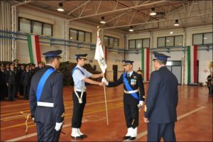 la cerimonia del passaggio della bandiera del Gruppo Volo