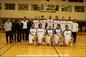 atleti di basket in posa