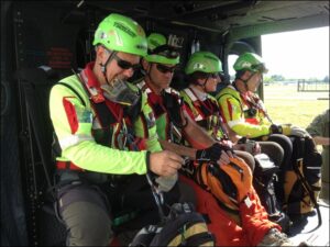 personale del CNSAS a bordo dellHH139