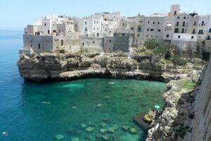 Polignano a Mare: ragazzo sbaglia il tuffo, intervengono due allievi