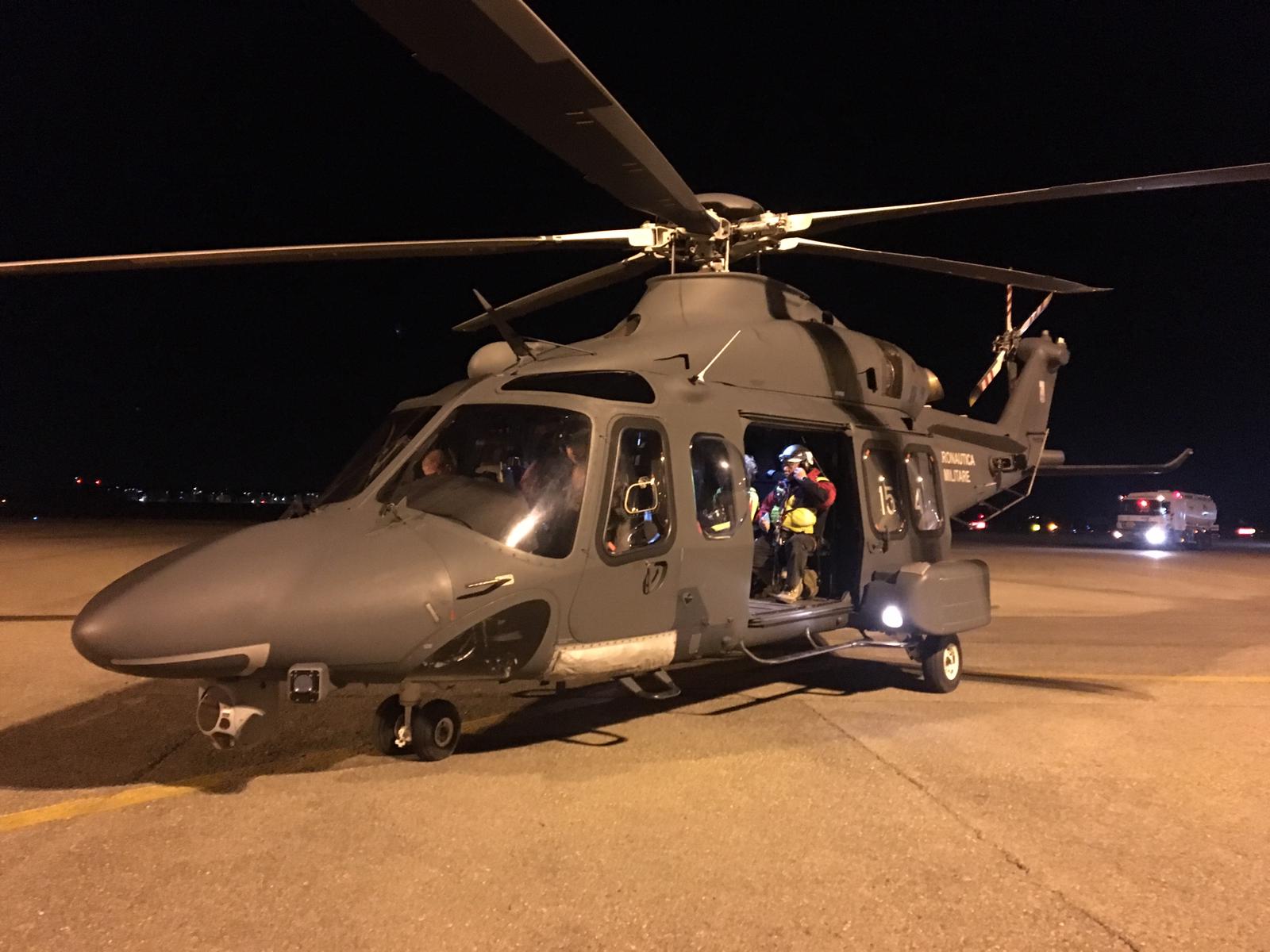 ELICOTTERO AERONAUTICA SOCCORRE UN UOMO PRECIPITATO IN UN DIRUPO ...