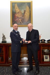 sottosegretario alfano dona oggetto