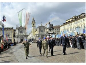sfilata con dietro sfondo frecce tricolori - torino
