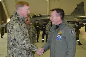 stretta di mano tra militari