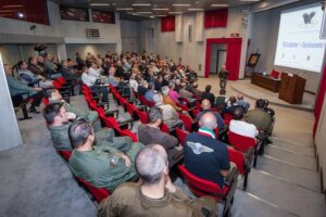 oratore parla a platea durante un seminario