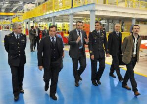militari in divisa che camminano