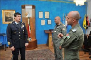 un-momento-dellincontro-tra-il-comandante-del-15-stormo-e-gli-ufficiali-Giordani