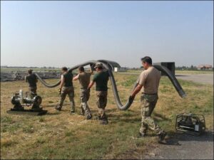 militari trasportano tubo