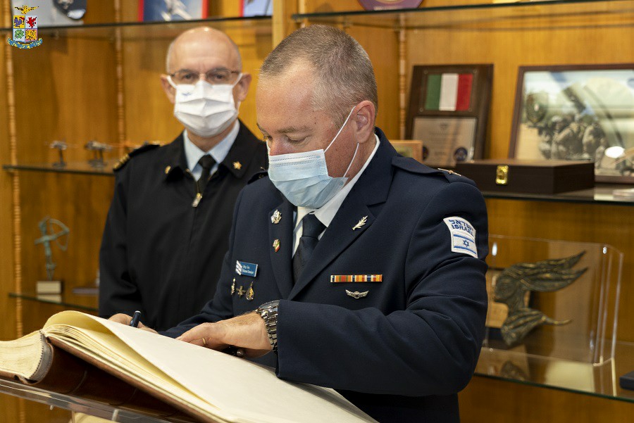 visita Israeli Air Force al Comando logistico_firma albo donore