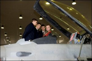 visita-della-scuola-Douhet-al-Gruppo-Efficienza-Aeromobili-del-37-Stormo