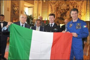 colonnelli e capi politici tengono insieme la bandiera italiana
