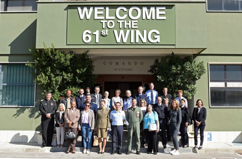 GLI ADDETTI AERONAUTICI ESTERI FANNO TAPPA AL 61° STORMO - foto di gruppo
