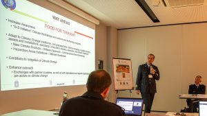 Un ufficiale mostra delle diapositive durante una conferenza