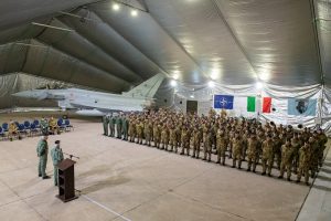 Il Capo di Stato Maggiore davanti al personale militare in missione