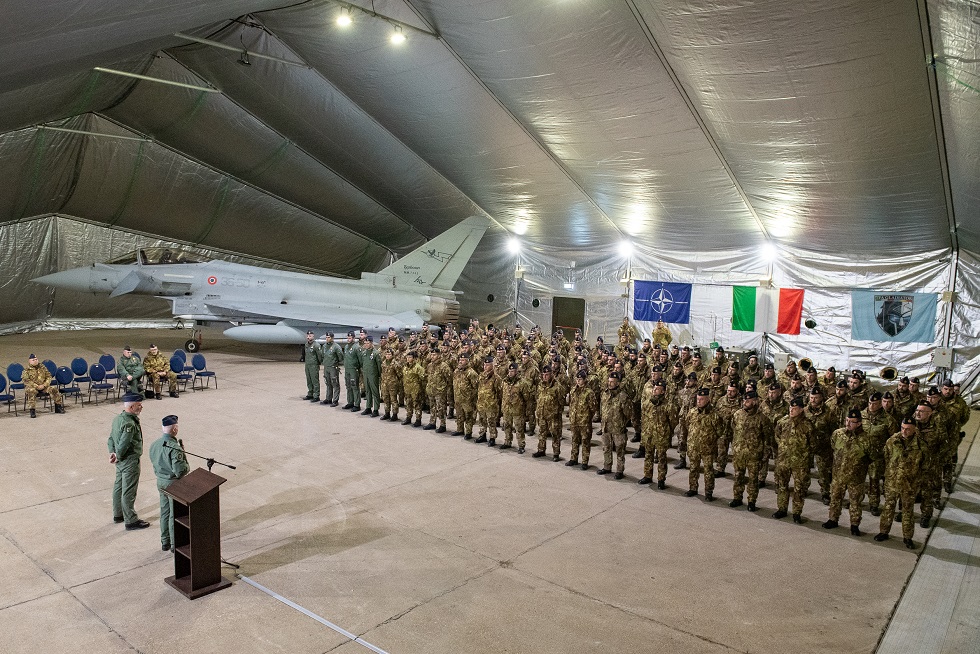 Il Capo di Stato Maggiore davanti al personale militare in missione