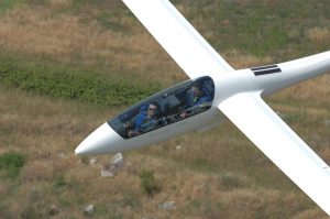 A21S CALIF - Aeronautica Militare - foto moderna - pilota che guarda la telecamera